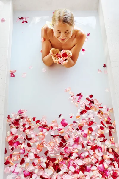 Pielęgnacja ciała kobiety. Spa róży kwiat kąpiel leczenie, Aromaterapia. — Zdjęcie stockowe