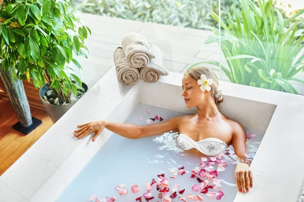 Spa Relaxe Flower Bath. Saúde da Mulher, Tratamento de Beleza, Cuidado Corporal — Fotografia de Stock