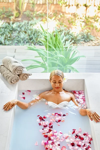 Salud, Belleza. Cuidado corporal de spa de mujer. Relajante flor rosa baño —  Fotos de Stock