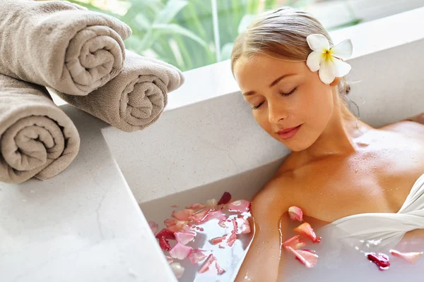 Beauty Woman Spa Tratamiento del cuidado corporal. Bañera de flores. Cuidado de la piel — Foto de Stock