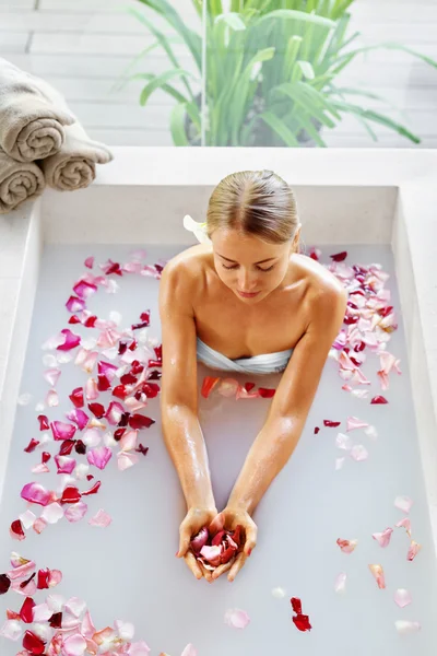 Pielęgnacja ciała kobiety. Spa róży kwiat kąpiel leczenie, Aromaterapia. — Zdjęcie stockowe