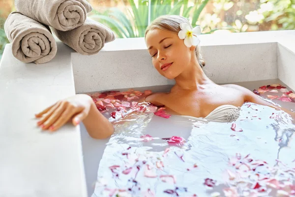 Beauty Woman Spa Body Care Treatment. Flower Bath Tub. SkinCare — Stock Photo, Image