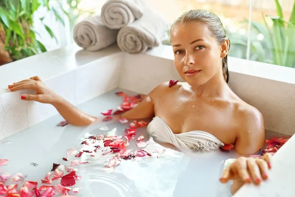 Beauté Femme Spa Soins du corps Traitement. Baignoire à fleurs. Soins de la peau — Photo