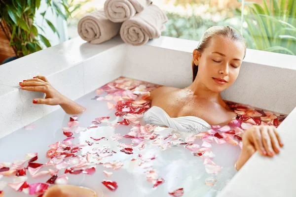 Baño de flores de spa mujer. Aromaterapia. Relajante bañera Rose . —  Fotos de Stock