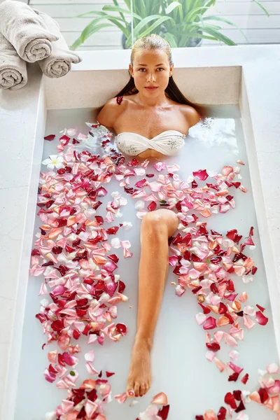 Kadın Spa çiçek banyo. Aromaterapi. Rahatlatıcı Rose küvet.