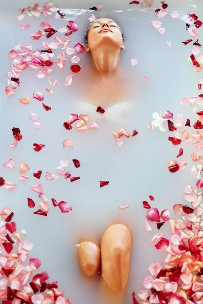 Spa Relax Flower Bath. Salud de la Mujer, Tratamiento de Belleza, Cuidado Corporal — Foto de Stock