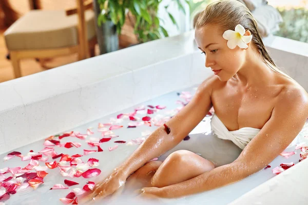 Salud, Belleza. Cuidado corporal de spa de mujer. Relajante flor rosa baño —  Fotos de Stock