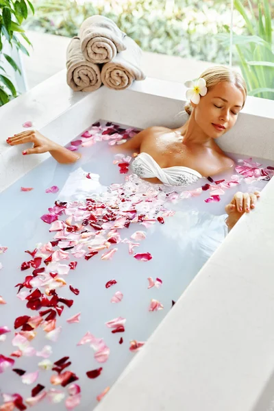 Spa Relaxamento. Cuidado com o corpo da mulher. Banho de flores. Tratamento de beleza Skincare — Fotografia de Stock