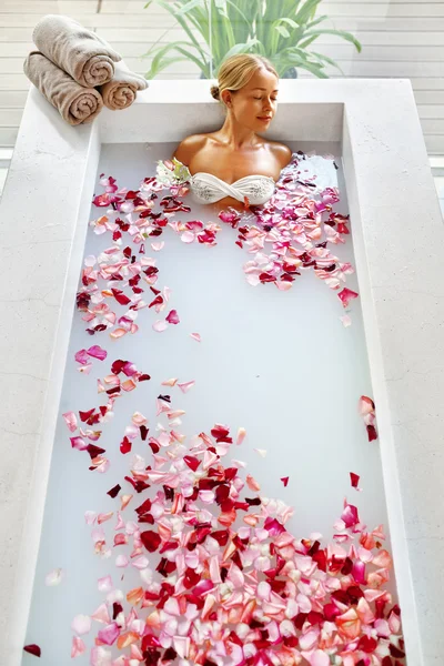 Spa Relaxamento. Cuidado com o corpo da mulher. Banho de flores. Tratamento de beleza Skincare — Fotografia de Stock