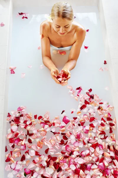 Cuidado corporal de la mujer. Spa Rose Flower Bath Tratamiento, Aromaterapia —  Fotos de Stock