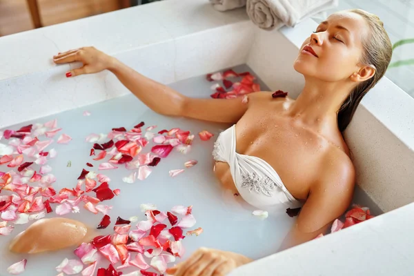 Spa Relaxation. Woman Body Care. Flower Bath. Beauty Skincare Treatment — Stock Photo, Image