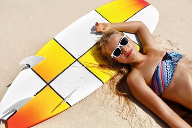 Tatil tatilinde yaz tatili. Sahilde Sağlıklı Kadın. 