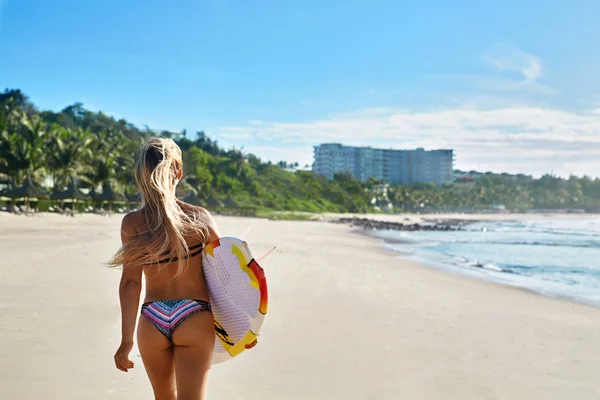 Mode de vie sain. Surfer. Sports nautiques. Femme avec planche de surf . — Photo