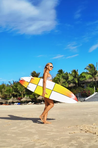Здоровый образ жизни. Серфинг. Водные виды спорта Женщина с доской для серфинга . — стоковое фото