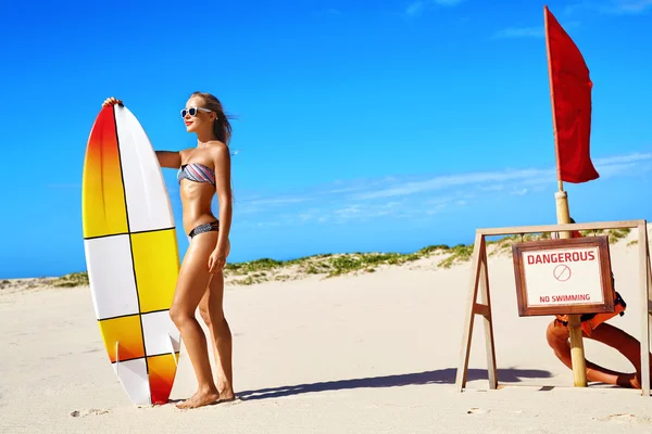 Summer Water Sports. Beach Vacation. Surfing. Woman In Bikini — Stock Photo, Image