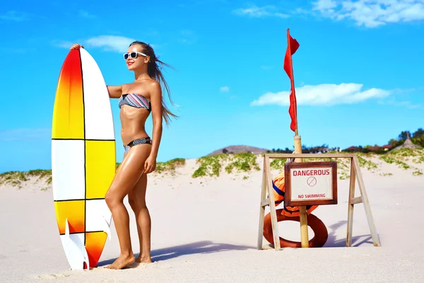 Deportes acuáticos de verano. Vacaciones en la playa. Surfeando. Mujer en bikini —  Fotos de Stock