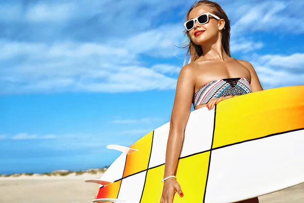 Watersport. Surfen. Vrouw met surfplank op zomer vakantie — Stockfoto
