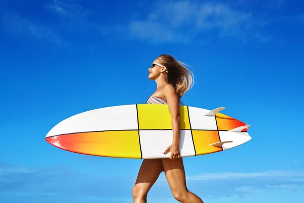 Υγιής τρόπος ζωής. Surfing. Θαλάσσια σπορ. Γυναίκα με σανίδα του σερφ. — Φωτογραφία Αρχείου