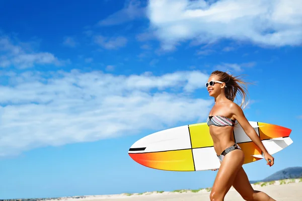 Estilo de vida saudável. A surfar. Esportes Aquáticos. Mulher com prancha de surf . — Fotografia de Stock