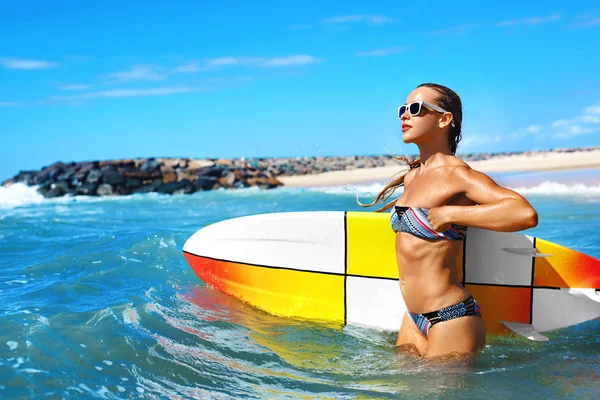 Zomer plezier. Gelukkige gezonde surfer vrouw in zee. Reizen vakantie. — Stockfoto