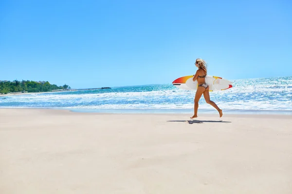 Verano. Surfeando. Summer Sport. Mujer con tabla de surf corriendo — Foto de Stock