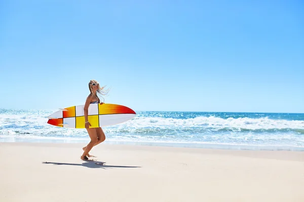 Καλοκαίρι. Surfing. Καλοκαιρινό άθλημα. Γυναίκα με σανίδα του σερφ τρέξιμο — Φωτογραφία Αρχείου