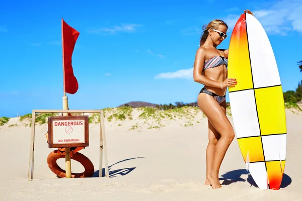 Deportes acuáticos de verano. Vacaciones en la playa. Surfeando. Mujer en bikini —  Fotos de Stock