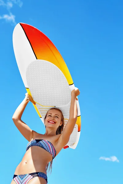 Καλοκαιρινή διασκέδαση, αργίες ταξιδιωτικές διακοπές. Surfing. Κορίτσι με σανίδα του σερφ — Φωτογραφία Αρχείου