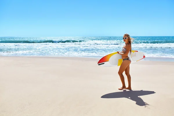 Vattensporter. Surfing. Kvinna med surfbräda på sommarlov — Stockfoto