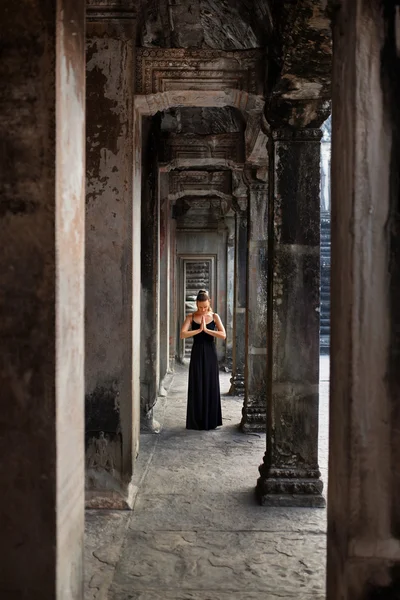 Meditation. Religious Woman Praying, Meditating At Angkor Wat Te — Stock Photo, Image