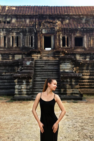 Cambodia Tourist Attraction. Happy Woman At Angkor Wat Temple. S — Stock Photo, Image