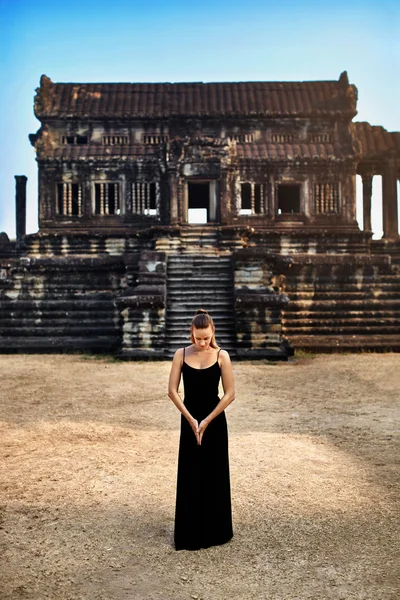 Meditación. Mujer meditando en el templo Angkor Wat, Camboya. Bud. — Foto de Stock