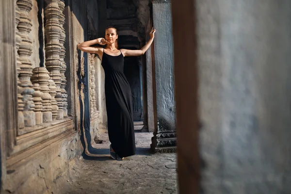 Cambodia Tourist Attraction. Happy Woman In Angkor Wat Temple. T — Stock Photo, Image