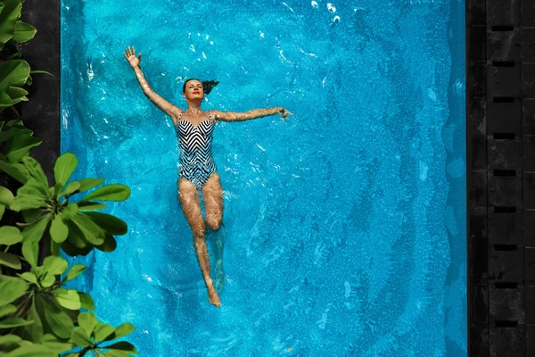 Mujer relajante en el agua de la piscina. Vacaciones de verano Vacaciones . — Foto de Stock