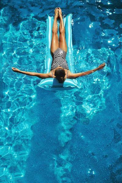 Summer Vacations. Woman Sunbathing, Floating In Swimming Pool Water — стокове фото