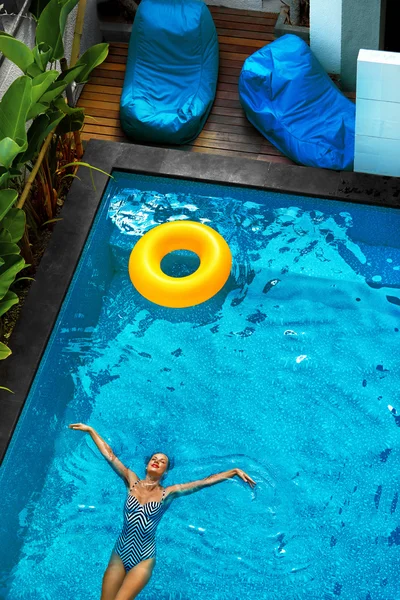 Nyári szünidő. Nő élvezi Vacation, úszó uszoda — Stock Fotó