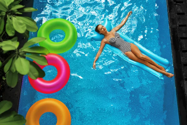 Vacaciones de verano. Mujer tomando el sol, flotando en la piscina Agua — Foto de Stock