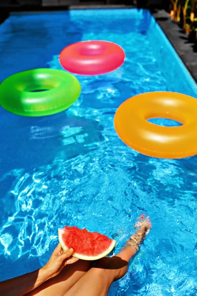 Vacanze estive. Divertimento estivo. Anguria a bordo piscina. Frutta — Foto Stock