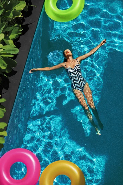 Summer Relax. Woman Floating, Swimming Pool Water. Summertime Holiday — 图库照片