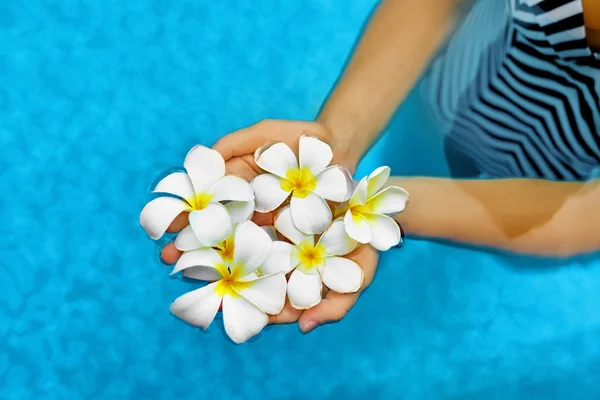 Woman Health. Summer. Spa Flowers Plumeria In Water. Wellness, Beauty — Stok fotoğraf