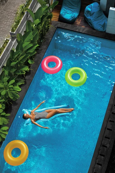 Summer Vacations. Woman Sunbathing, Floating In Swimming Pool Water — Stock Fotó