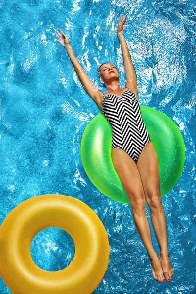 Férias de Verão. Mulher tomando banho de sol, flutuando na água da piscina — Fotografia de Stock