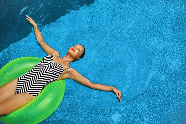 Vacanze estive. Donna che prende il sole, galleggiante in piscina Acqua — Foto Stock