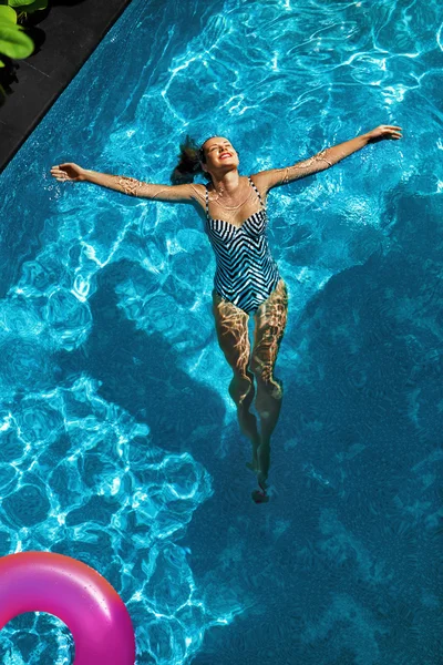 Літній відпочинок. Жінка плаває, басейн води. Літній час — стокове фото