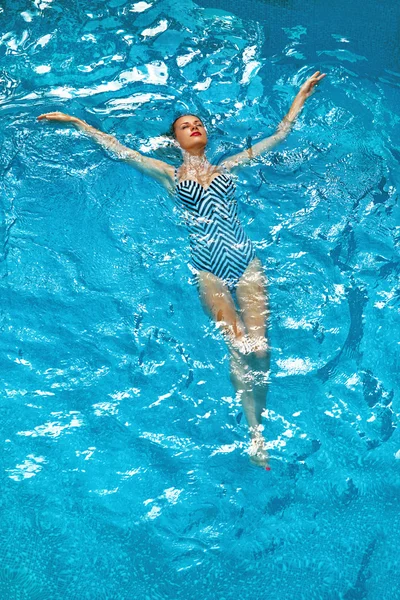 Mujer relajante en el agua de la piscina. Vacaciones de verano Vacaciones . — Foto de Stock