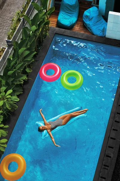 Summer Vacations. Woman Sunbathing, Floating In Swimming Pool Water — Stock Fotó