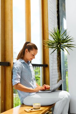 Serbest çalışma. Freelancer Kadın Laptop Bilgisayar Üzerinde Çalışıyor. Iş