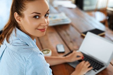 Kafede bilgisayar başında çalışan iş kadını. Serbest Çalışma, İletişim