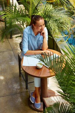 İş Kadını Açık Havada Cafe'de Bilgisayar Başında Çalışıyor. Serbest Çalışma
