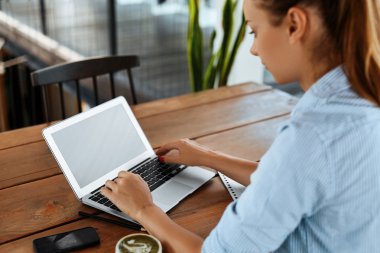 Kafede bilgisayar başında çalışan iş kadını. Serbest Çalışma, İletişim